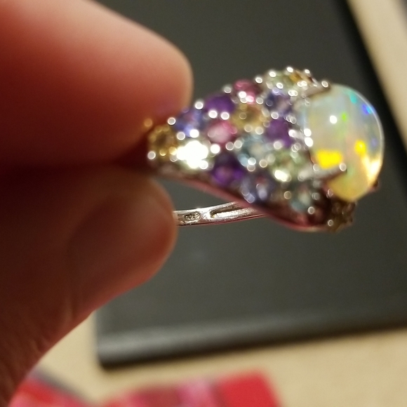 Sterling silver ring with shimmery clear center stone - Picture 2 of 4